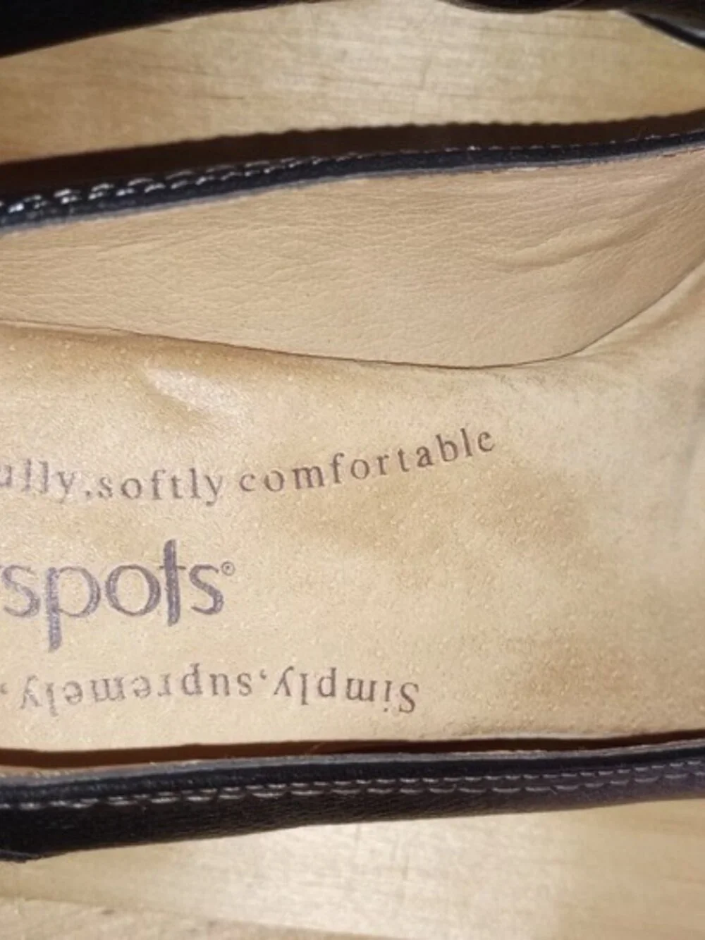 Women's black leather low-heeled loafers by Softspots size 8,5
